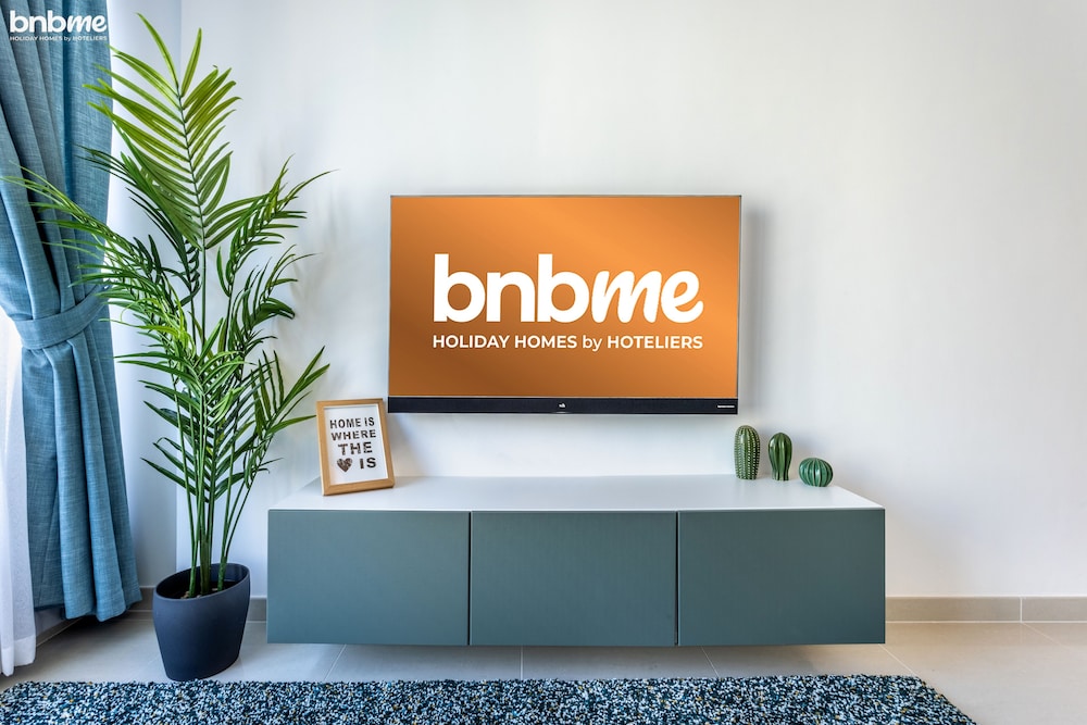 1B-Silverene-1704 by bnbmehomes