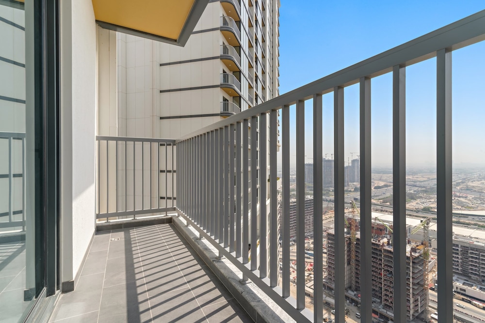 Spacious 2BR in The Crest With Pool and gym
