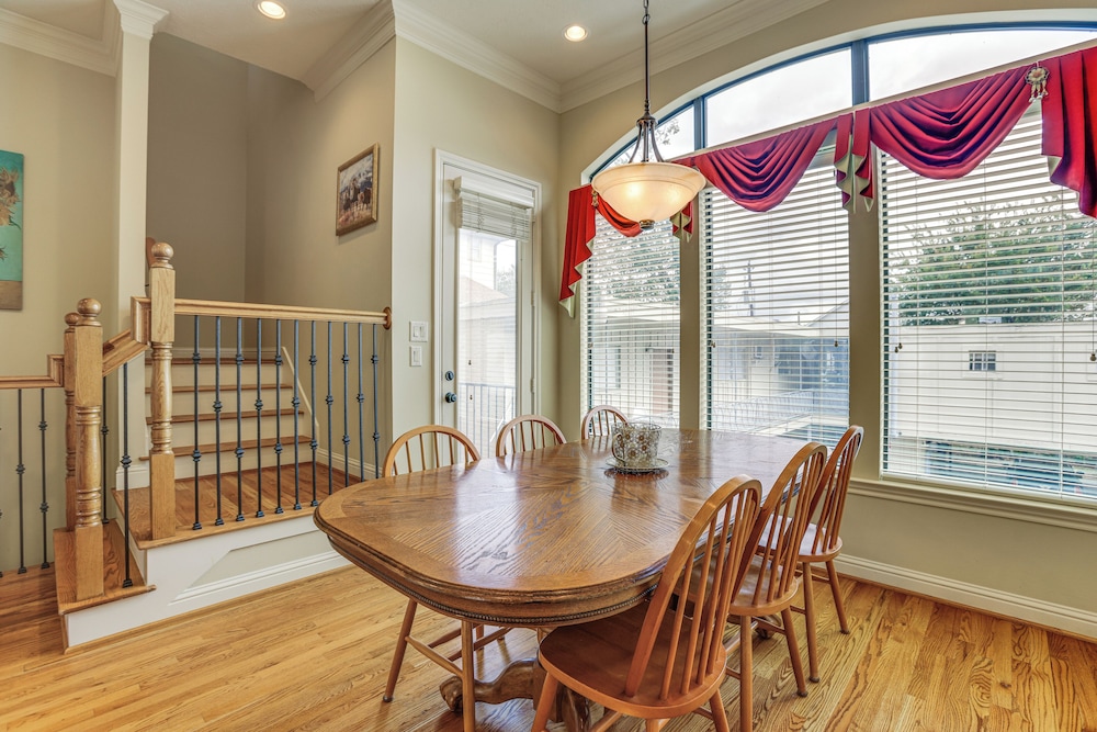 Walk to Shops & Eats: Family Retreat in Houston