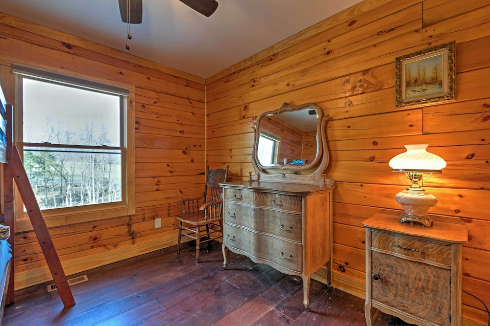 Quiet Shenandoah Cabin w/ Porch & Pastoral Views! view 4