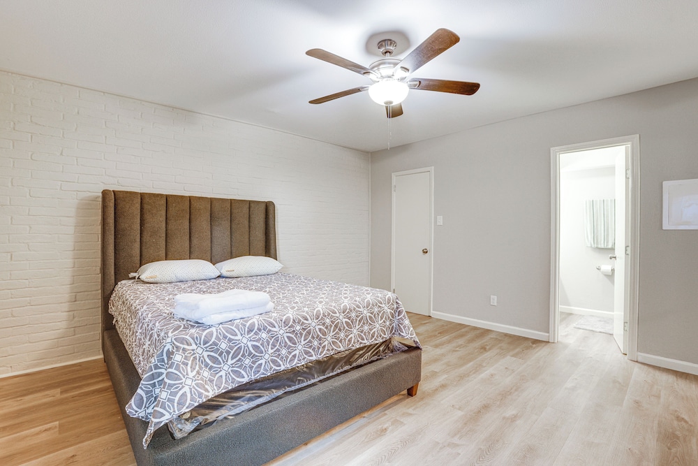 2 Mi to The Galleria: Uptown Houston Retreat!
