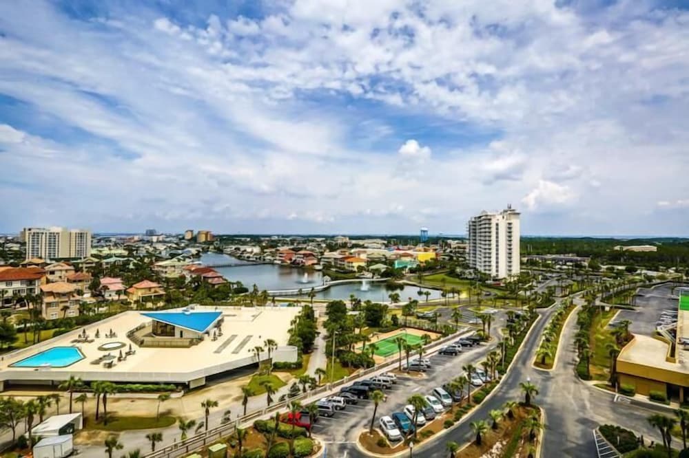 PELICAN BEACH 1216 2 Bedroom Holiday Home by Five Star Properties