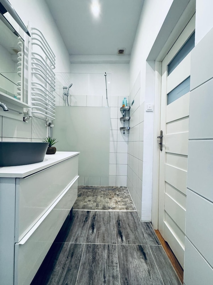 Lovely 2BR for 5 Peaceful Central Stay