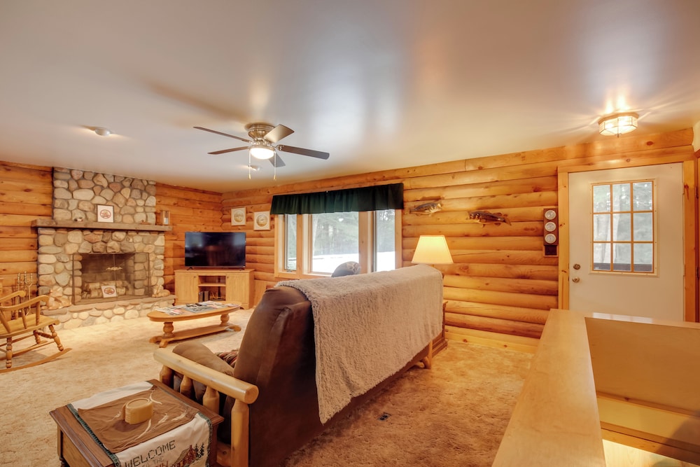 Family Gem Near the Chain of Lakes in Eagle River!