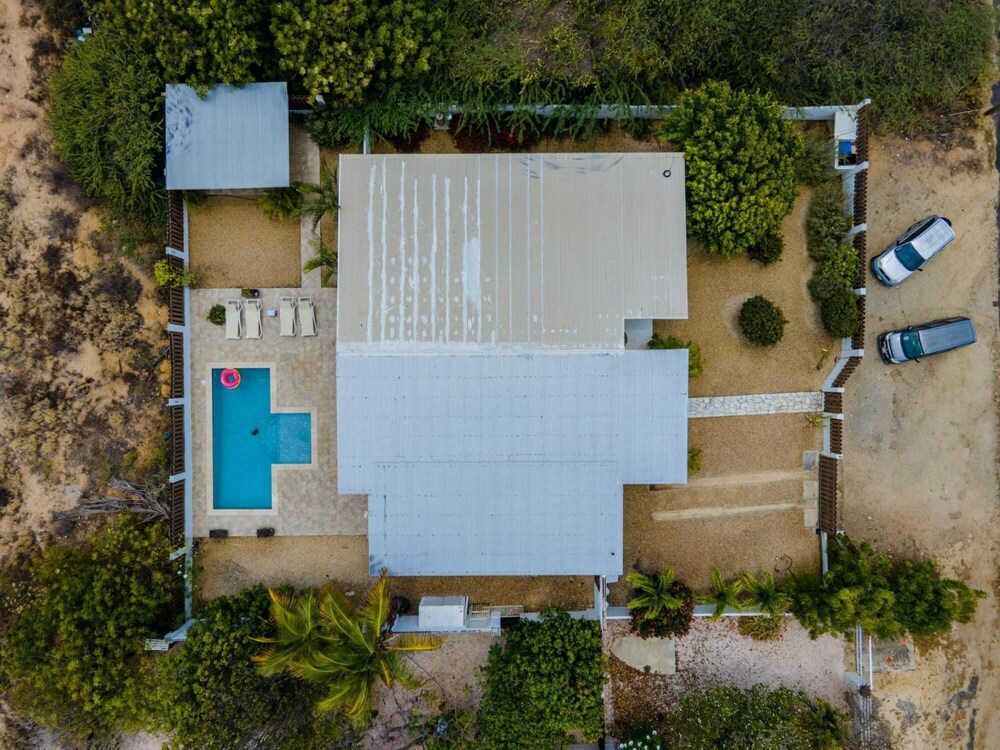 - Large Private Pool With Outdoor Dining - Centrally Located in the Island - Poo