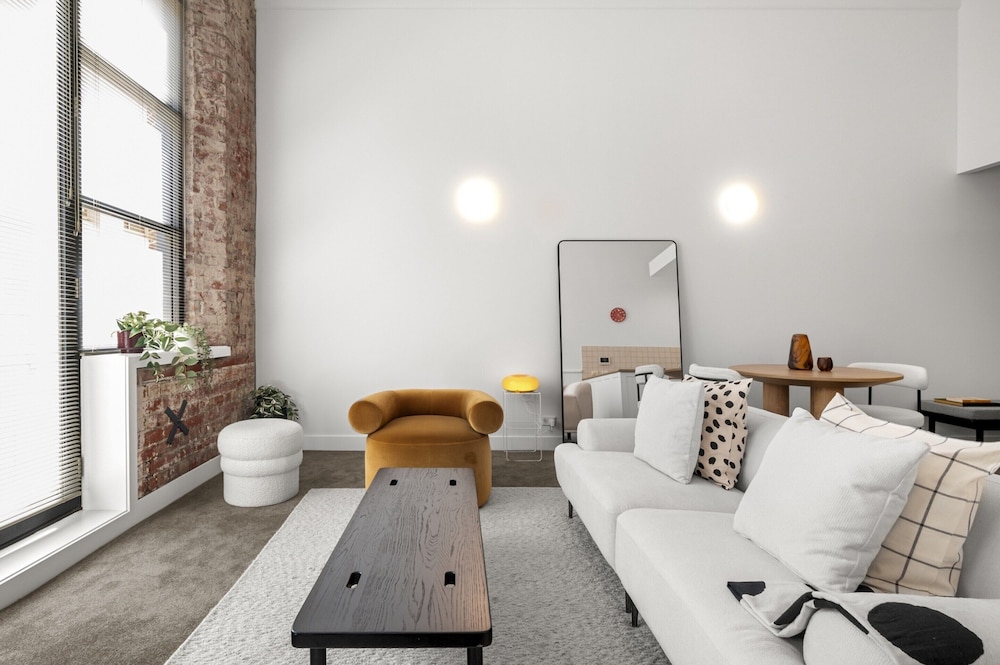 Classic 1-bed City Stay Near Eateries and Laneways