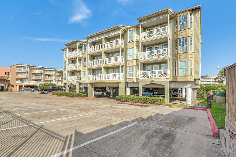 Pool & Hot Tub Access: Beachside Galveston Condo!