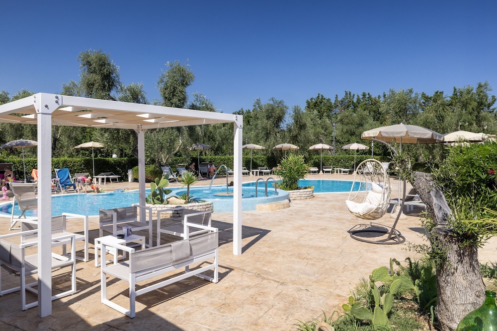 Apartment With Communal Pool