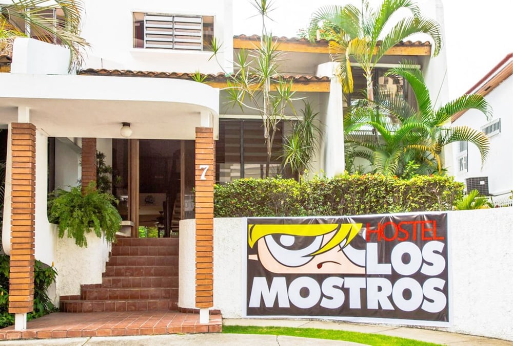Los Mostros Hostel