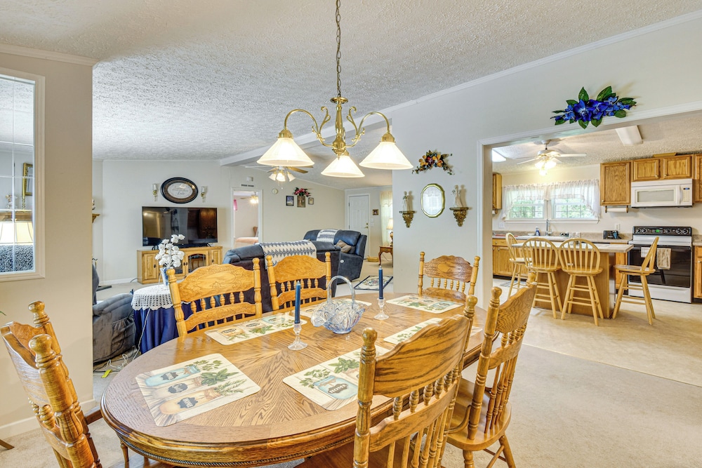 2 Mi to Dtwn: Retreat on 3 Acres in Pelzer!