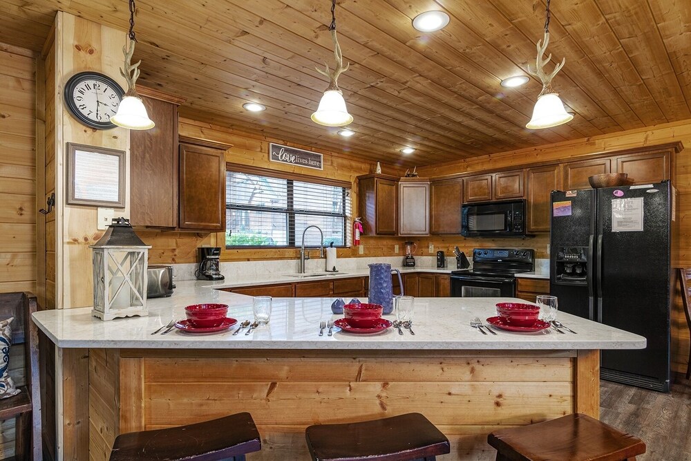 A To Remember - 5 Bedrooms, 5 Baths, Sleeps 18 Cabin by RedAwning