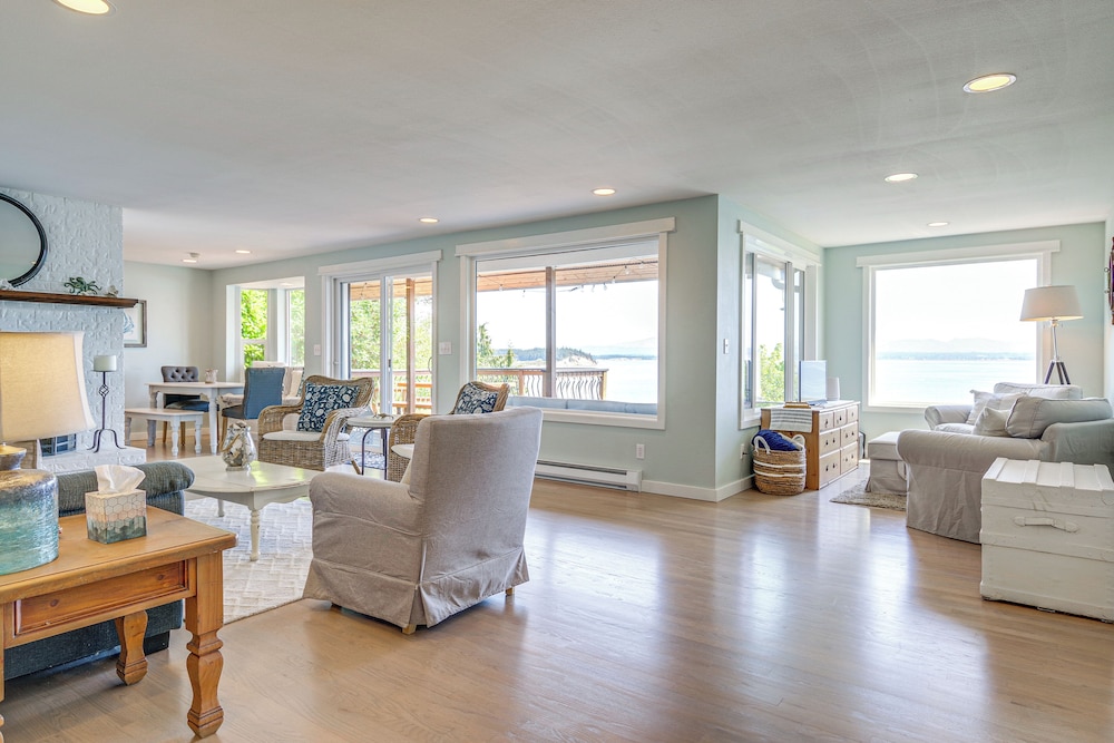 Mtn-view Camano Island Retreat Overlooking Beach