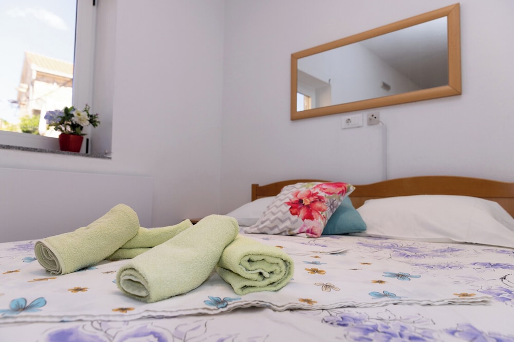 Apartments Kastilac with sea view