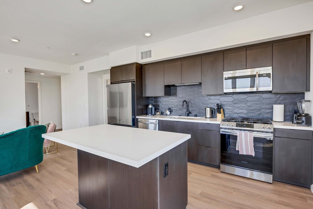 Luxury 2BR Hollywood Pool View by Oneluxstay