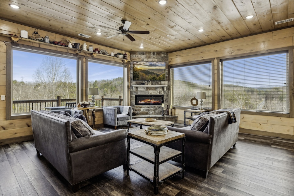 Grand Splash Lodge 6 Bedroom Cabin