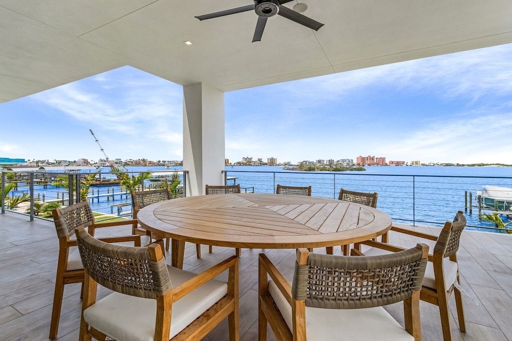 793 Shoreline Estate: 6bd/6br, Luxurious Pool Home On The Water! 6 Bedroom Home