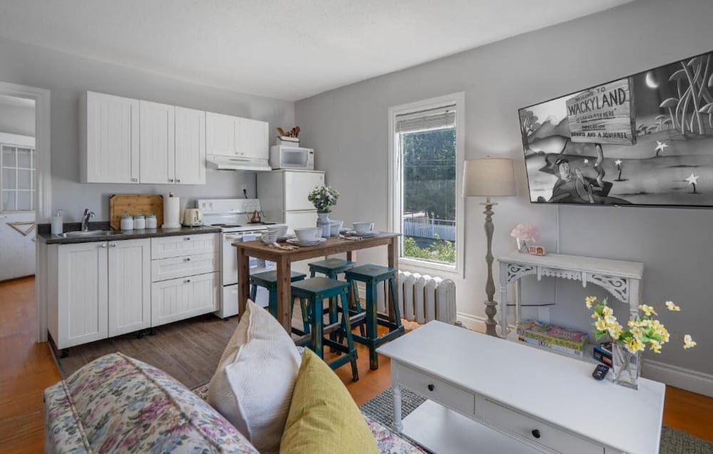 Cranbrook Vacations - Victorian Suite No Service Fees Heritage Home - Property Image 4