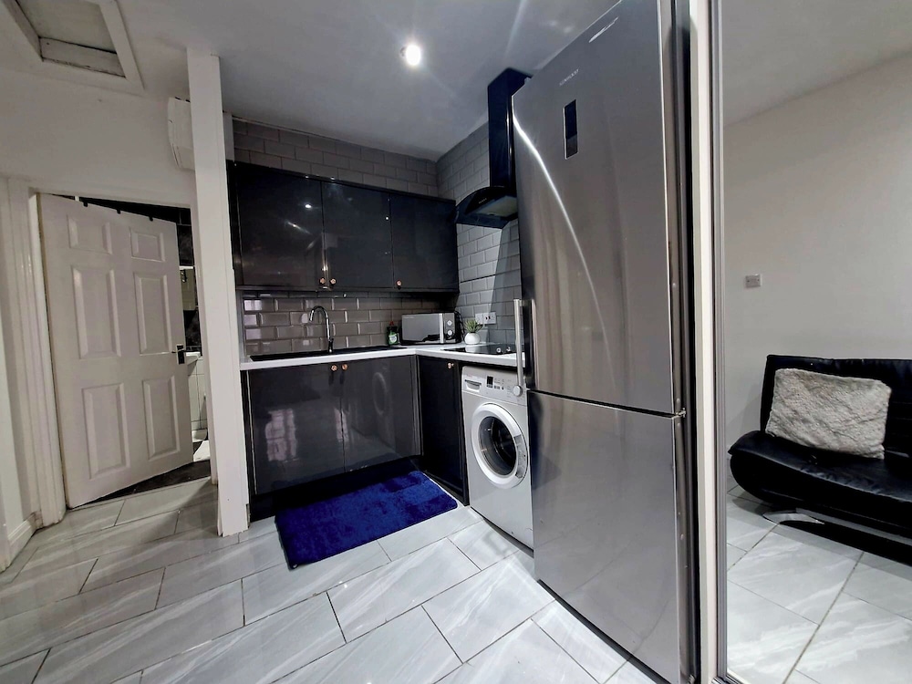 Seaside Escape - Sleeps 4 - Pets Ok - Free Parking