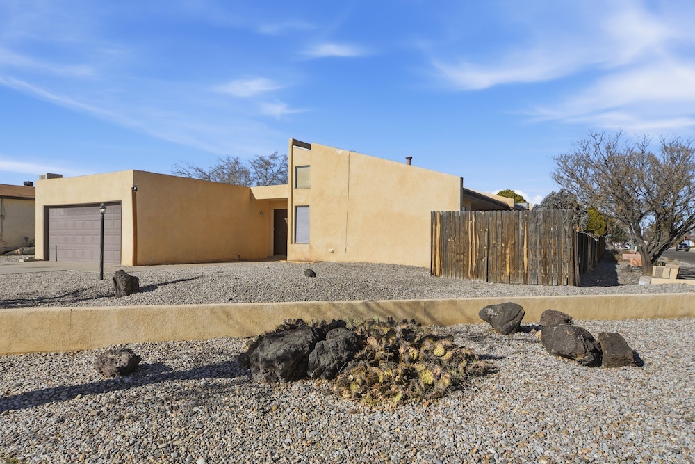 Albuquerque Escape Hot Tub + Atrium 4 Bedroom Home