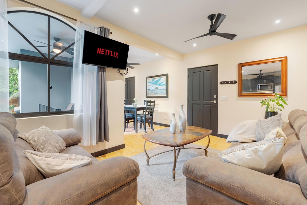 Suite 3 - Jaguar Beach & Pool 2 BR Condo