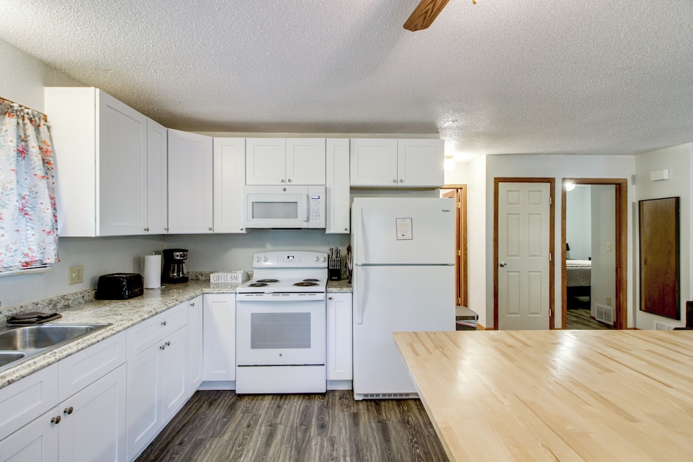 Near Lakes: Updated Family Home w/ Deck in Cushing
