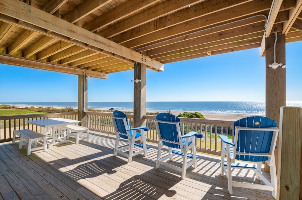 Deja Blue 5 Bedroom Home by RedAwning