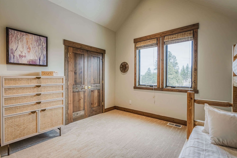 Wilderness Club Escape For 14!