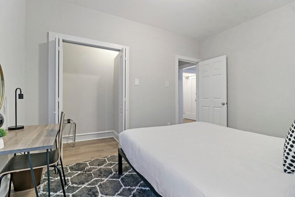 Spacious 2BR Near Dining - Touhy 1S — Chicago
