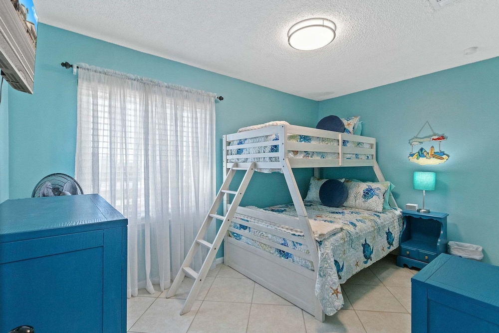 Two 2br Condos Walk to Beach Hangout