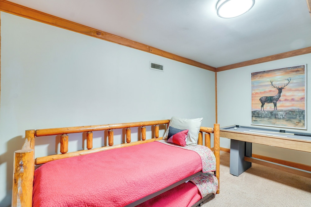 Near Hiking Trails: Gatlinburg Condo w/ Sauna!