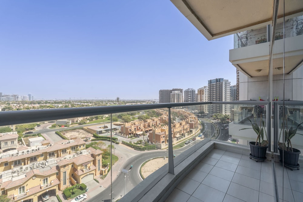 Modern 1-bed With Scenic Golf Course View