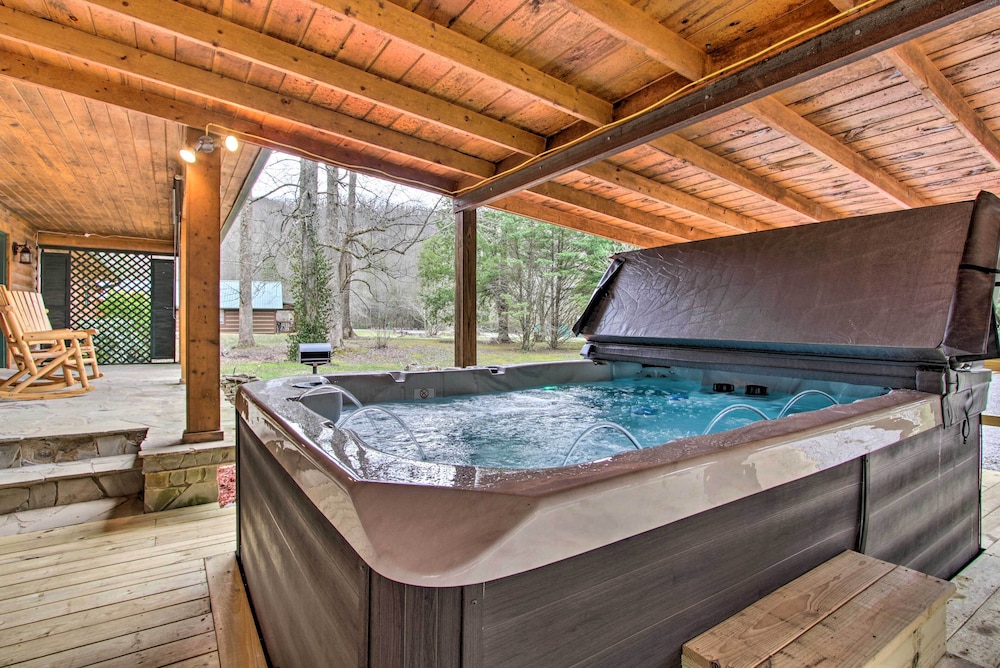 Gatlinburg Cabin: Hot Tub, Deck, Games