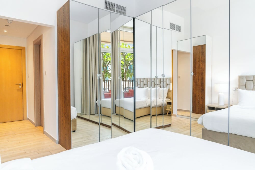Cozy Chic 2BR - Pool Gym Access - JVC