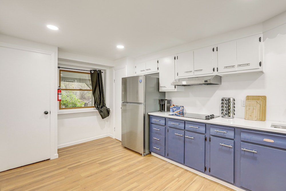 Updated Getaway w/ Sauna & Yard in Bloomsbury!