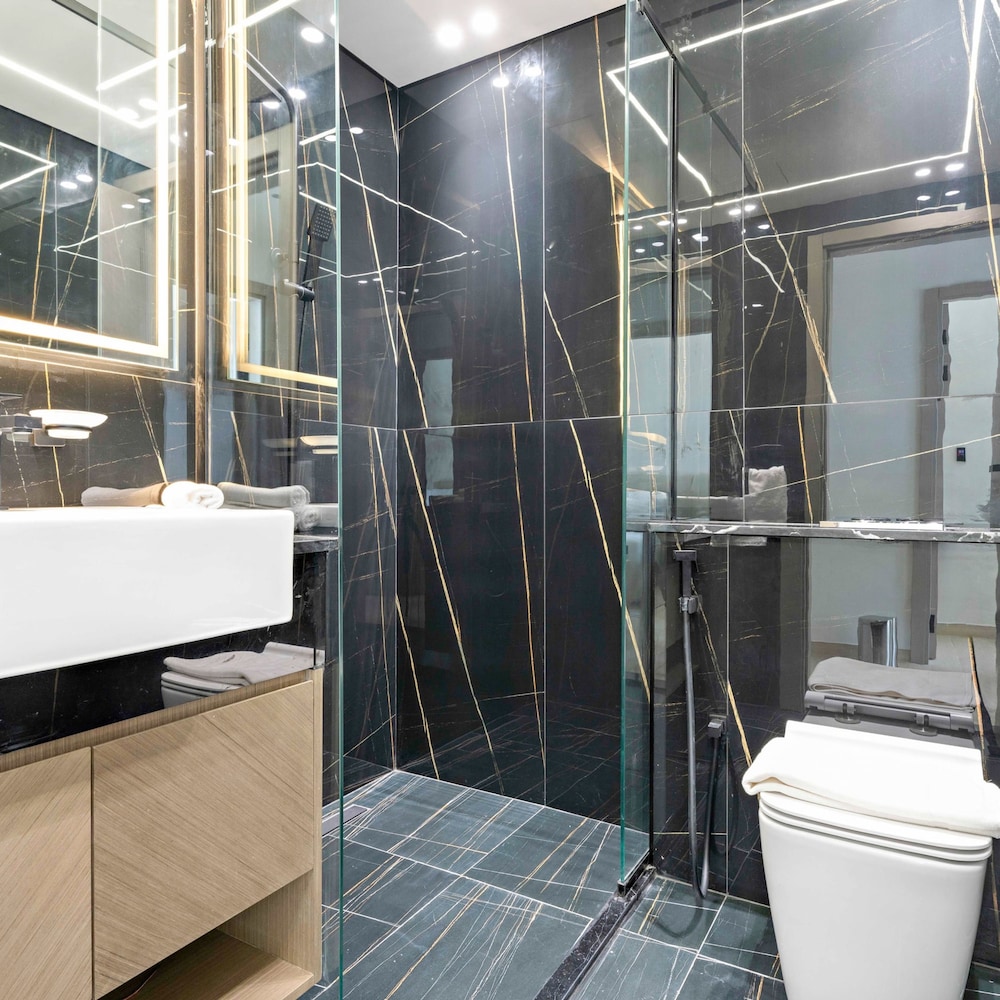 Stunning Modern 3BR Apartment in JVC
