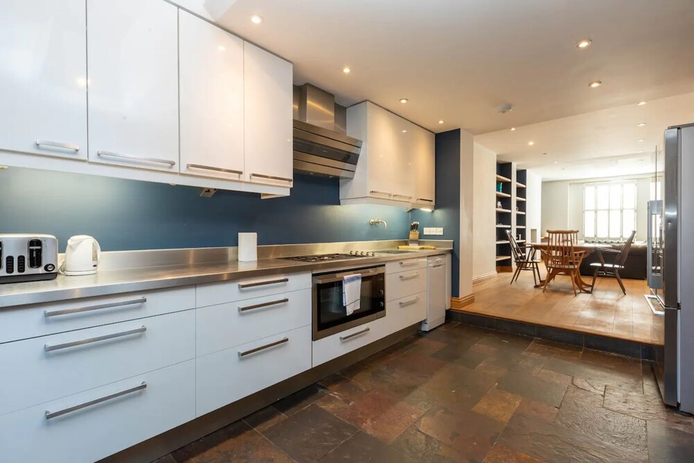 Charming 2 Bedroom House in Angel