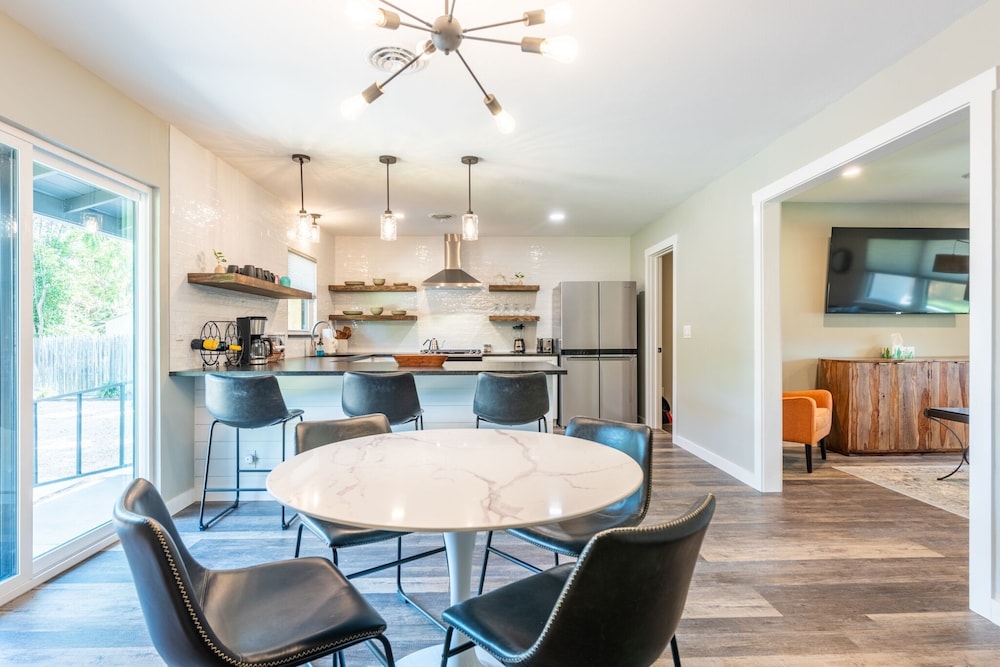 Zander Haus 3 Bedroom Home by RedAwning