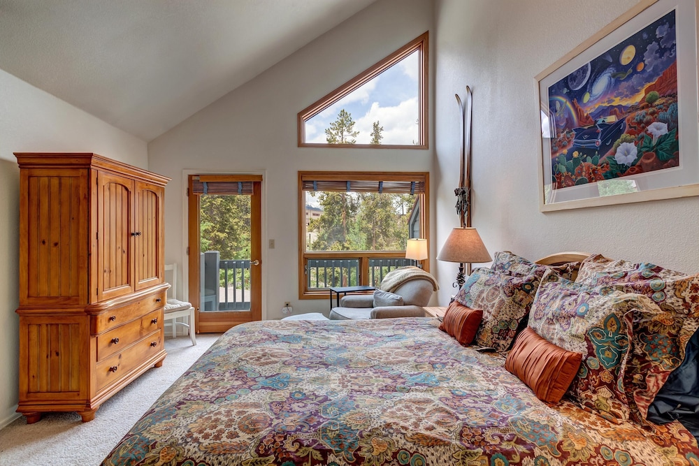 Pine Creek Lodge 3 Bedroom Townhouse by RedAwning