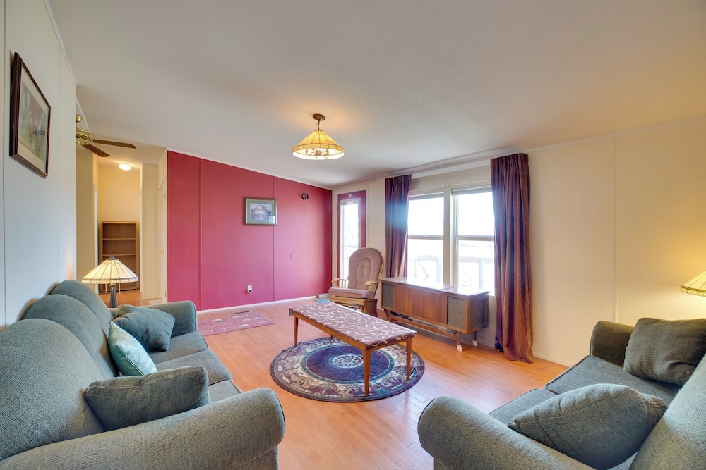 Hot Tub & Screened Patio: Getaway in Montrose!