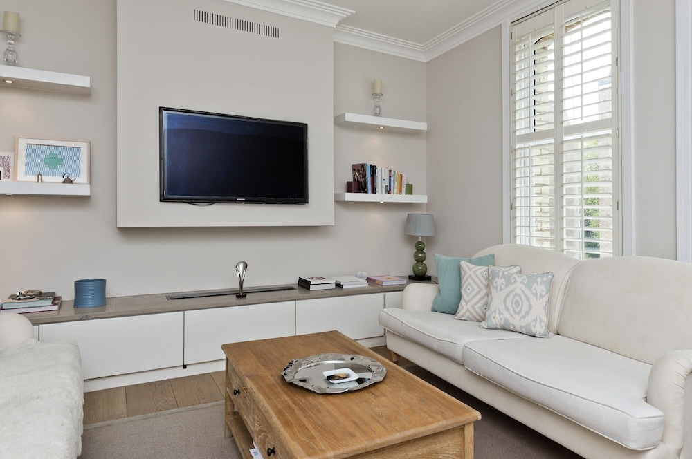 Immaculate two Bedroom Apartment in Chelsea by Underthedoormat