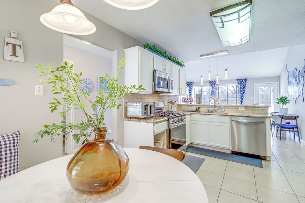 Swim & Unwind: Pet-friendly Home in Spring!