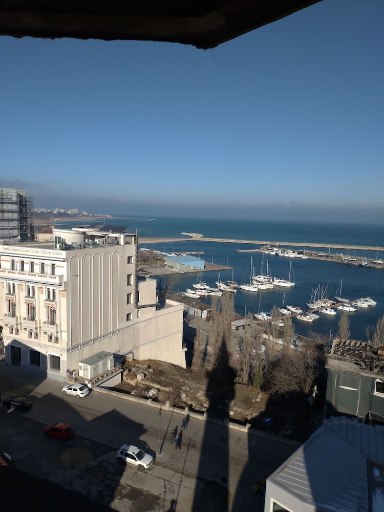 Appartment 3 Rooms, Splendid Position, 1 Minut of Walk to the Black Sea