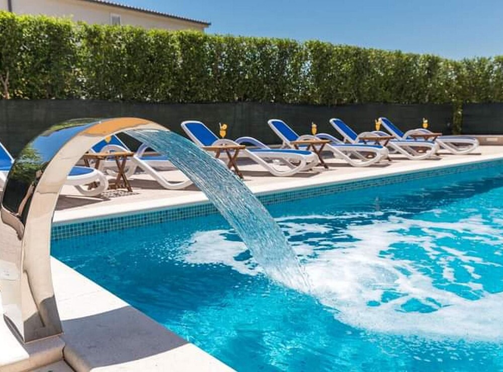 Kastel Luksic Scenic Villa With Pool
