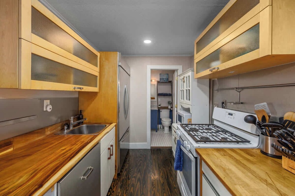 Bluestar Cottage - 2BR with Hot Tub