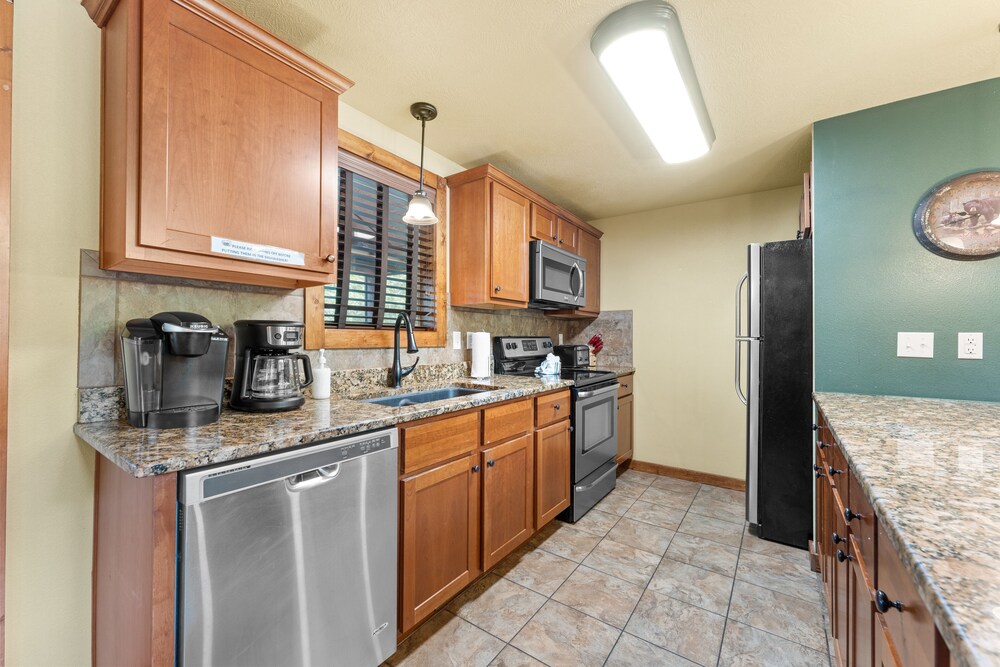 Timeless Memories Lodge 6 Bedroom Cabin by RedAwning