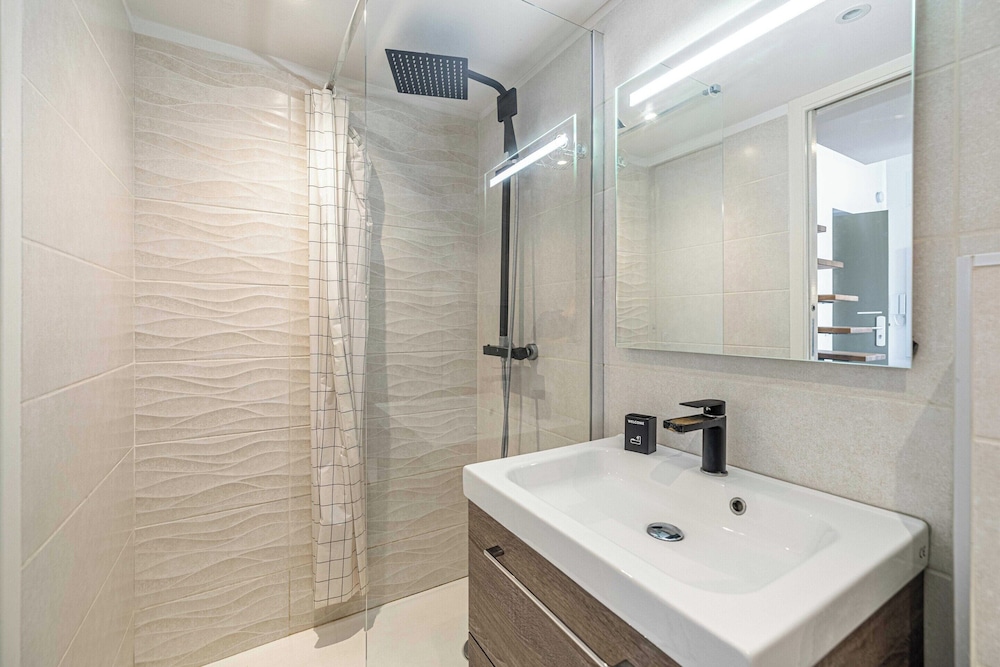 A/C Mezzanine Apt 2br/4p - Place Garibaldi