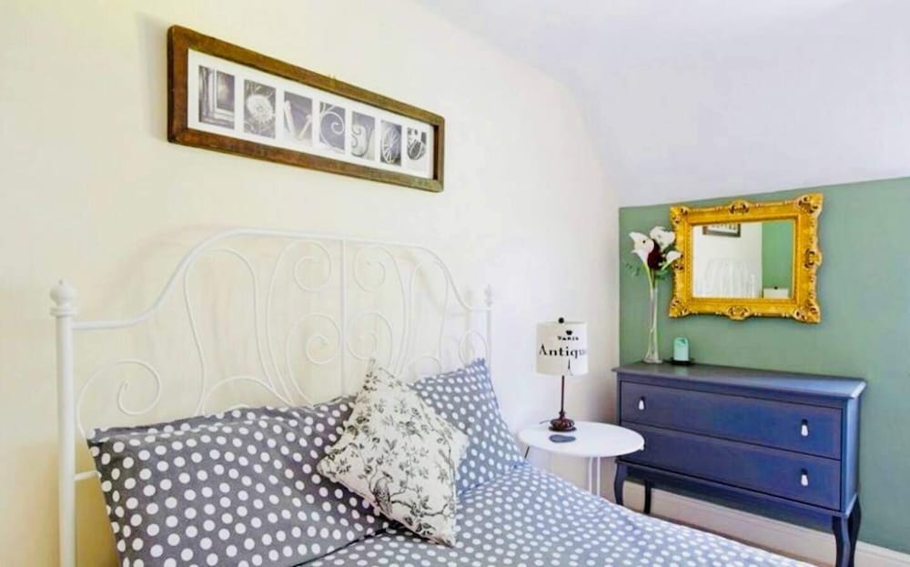 5-bed Home - Sleeps 12, Pool, Garden & Play Area