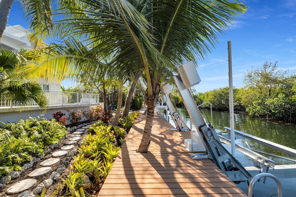 New Listing! Reel Joy Waterfront Luxe With Pool And Private Dock 4 Bedroom Home