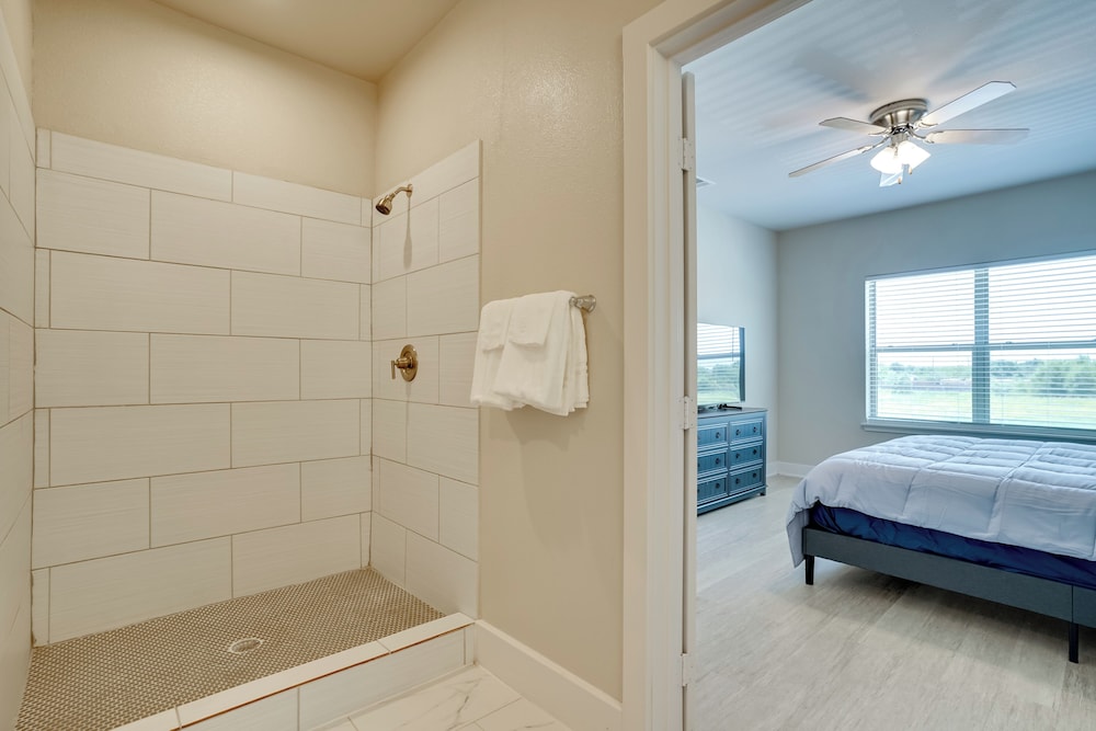 Commute to Fort Worth: Newly Built Apt w/ Pool