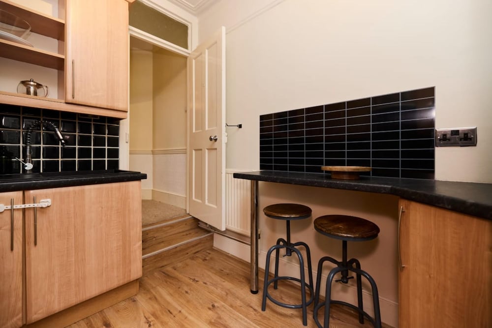 The Cranley Gardens Escape - Spacious 2bdr Flat